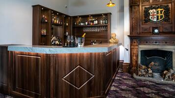 Cocktailbar, Blick auf den Garten, täglich geöffnet