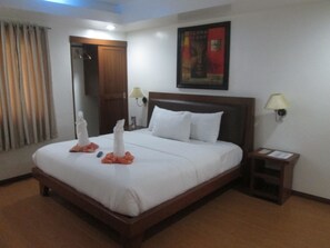 In-room safe, soundproofing, free WiFi, bed sheets