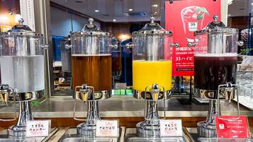 Daily buffet breakfast (JPY 1600 per person)