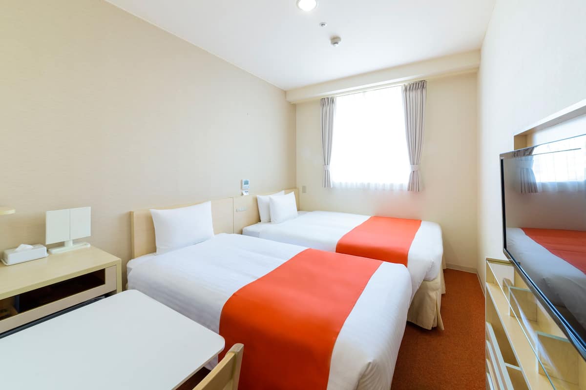 Premium bedding, desk, blackout drapes, iron/ironing board (on request)