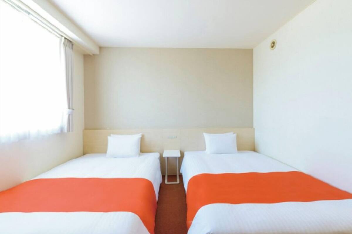 Ropa de cama de alta calidad, escritorio, cortinas opacas
