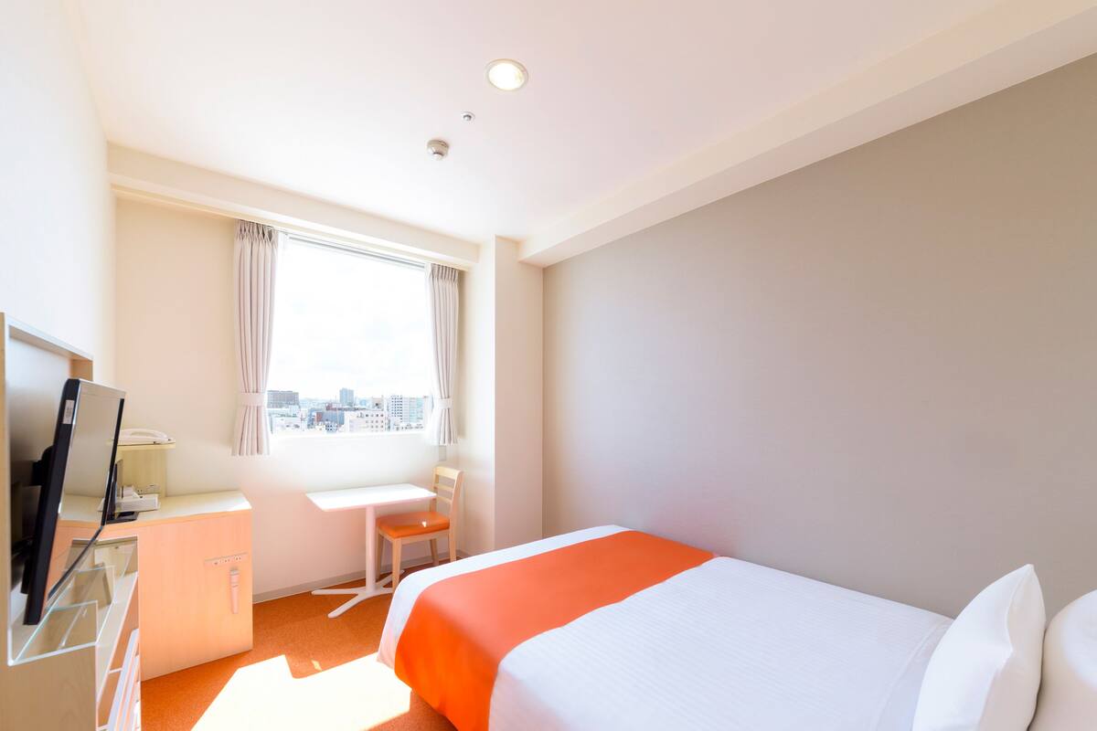 Ropa de cama de alta calidad, escritorio, cortinas opacas