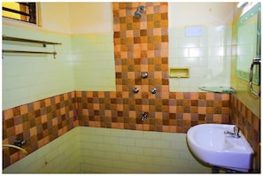 Camera Deluxe | Bagno | Doccia, set di cortesia gratuito, asciugacapelli, asciugamani