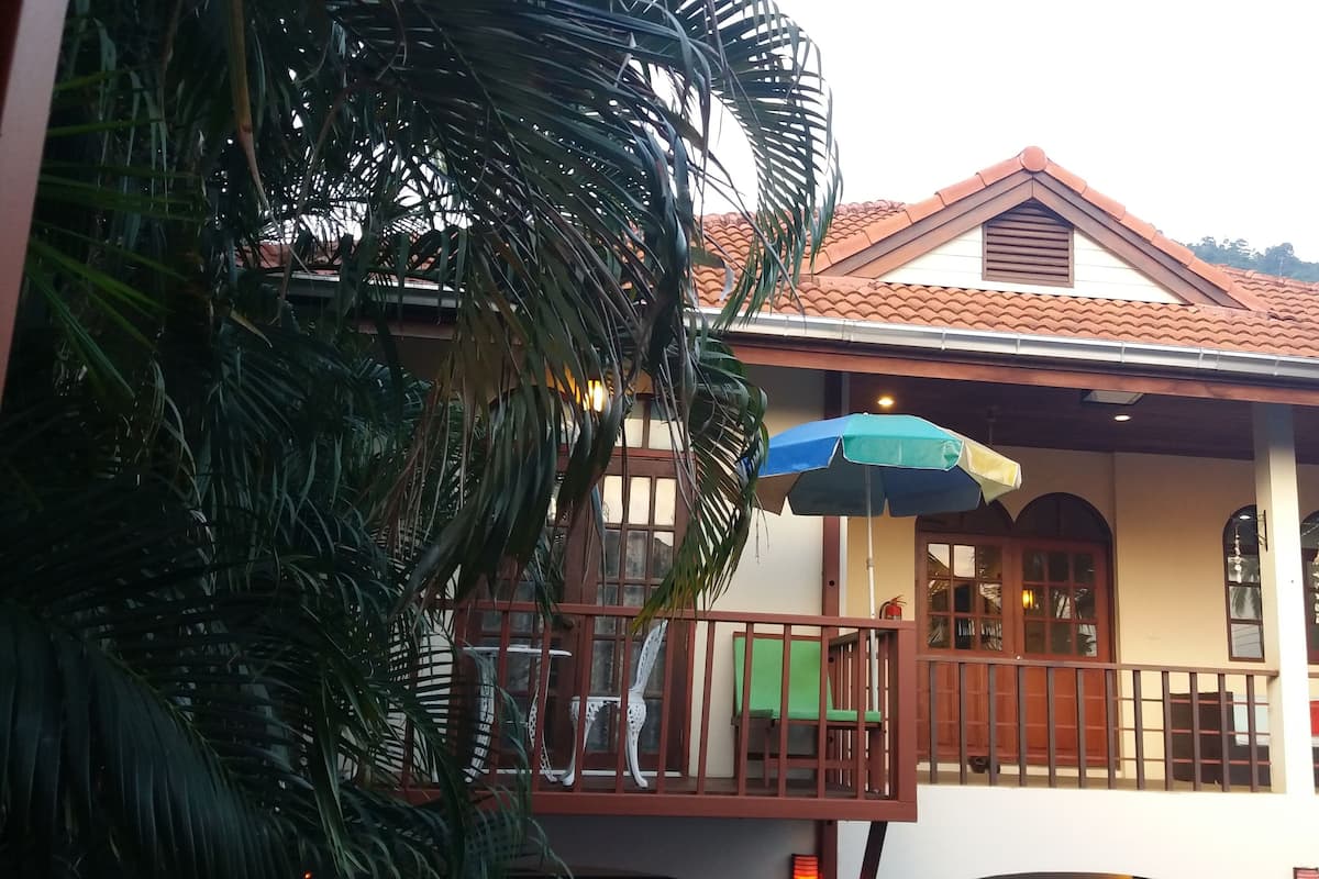 Three-Bedroom House | Balkon