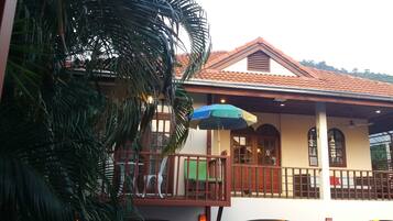 Three-Bedroom House | Balcón