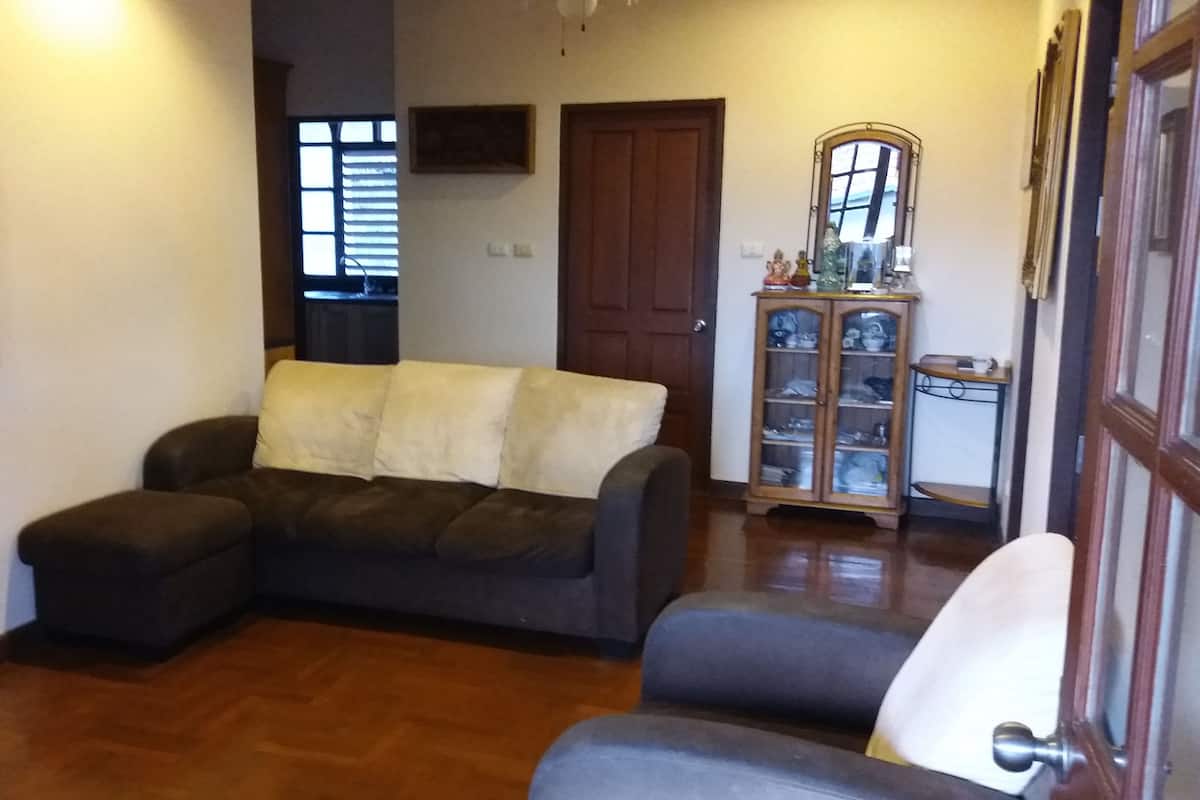 2 Bedroom Home | Wohnzimmer | 24-Zoll-LCD-Fernseher mit Kabelempfang, Fernseher, DVD-Player