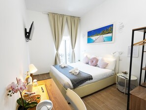 Minibar, in-room safe, desk, soundproofing - Cicero Rome Center (Rome)