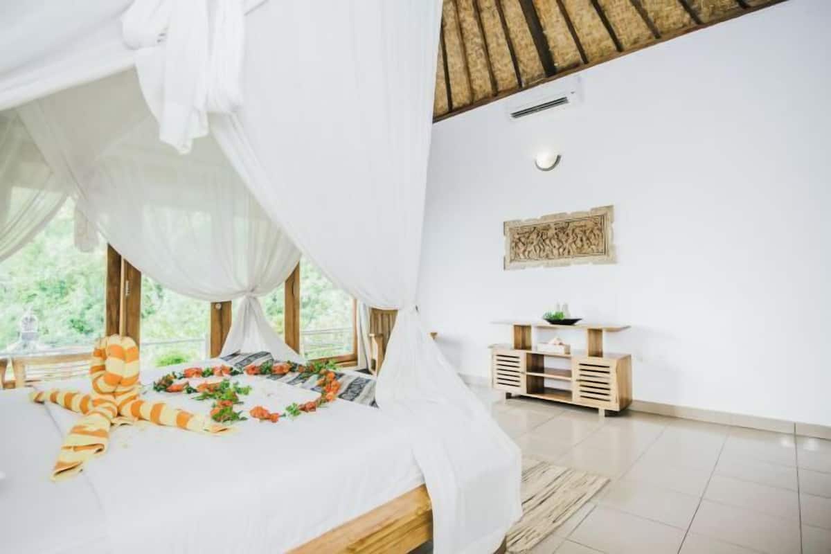 Minibar, in-room safe, cribs (free), rollaway beds (surcharge)