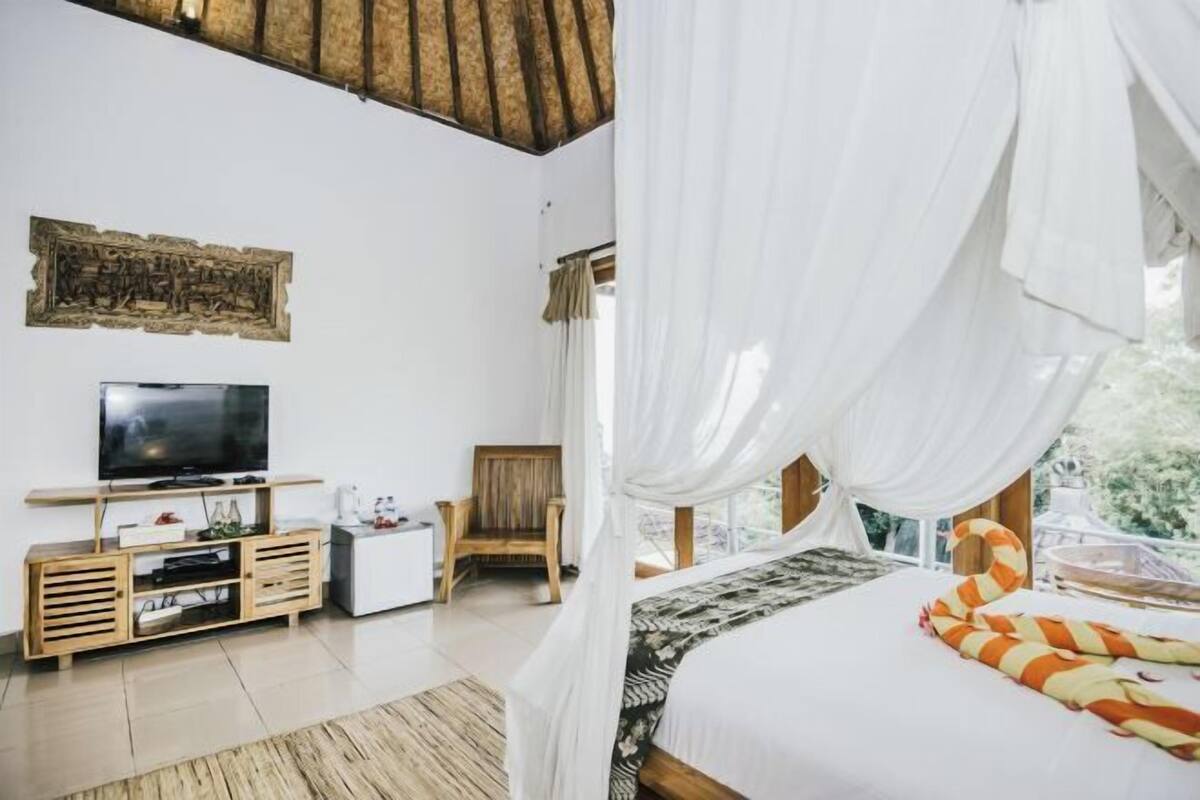 Minibar, in-room safe, cribs (free), rollaway beds (surcharge)