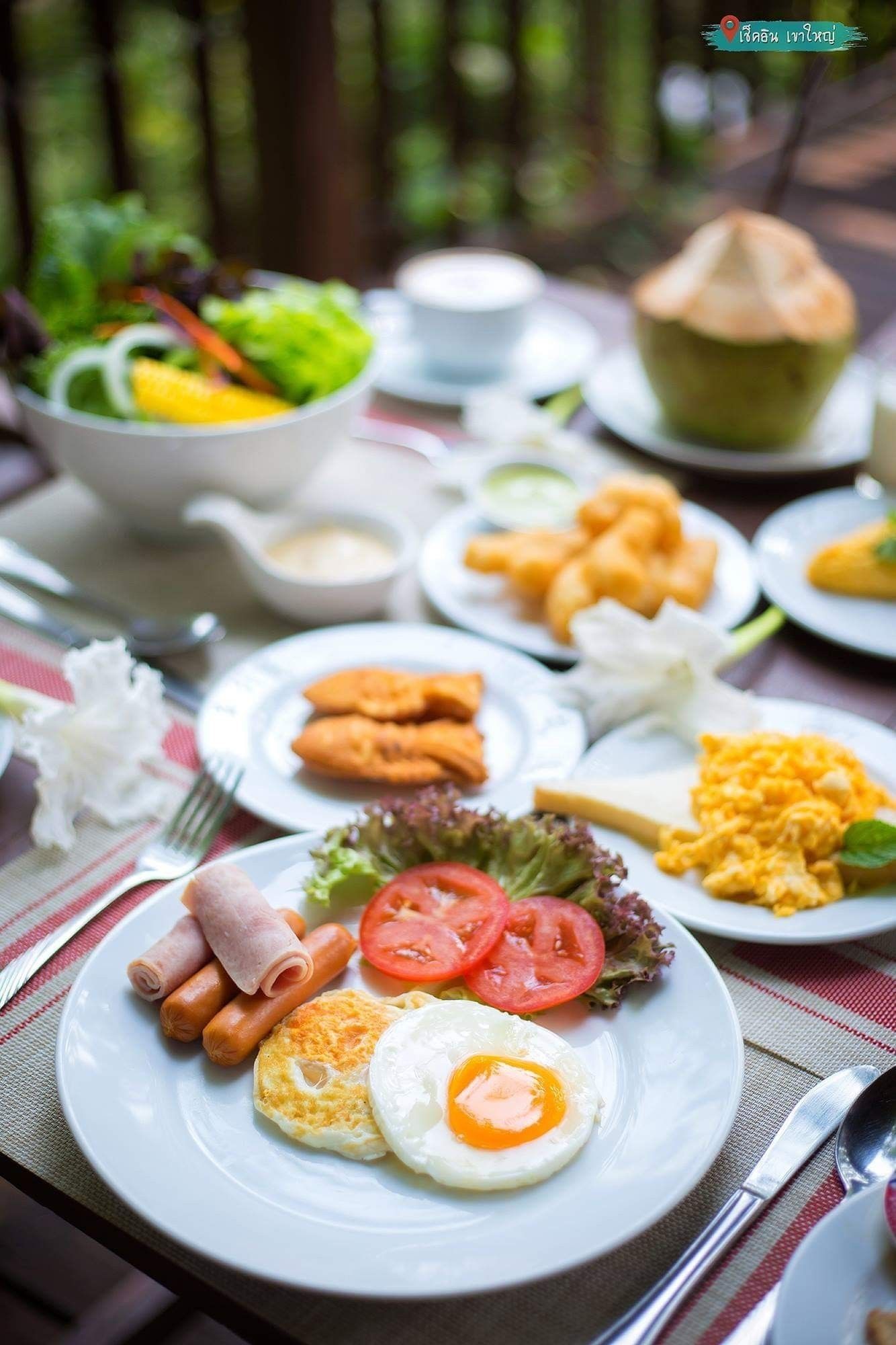 breakfast (thb 295 per person)