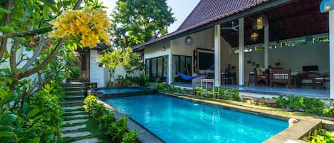 Una piscina al aire libre