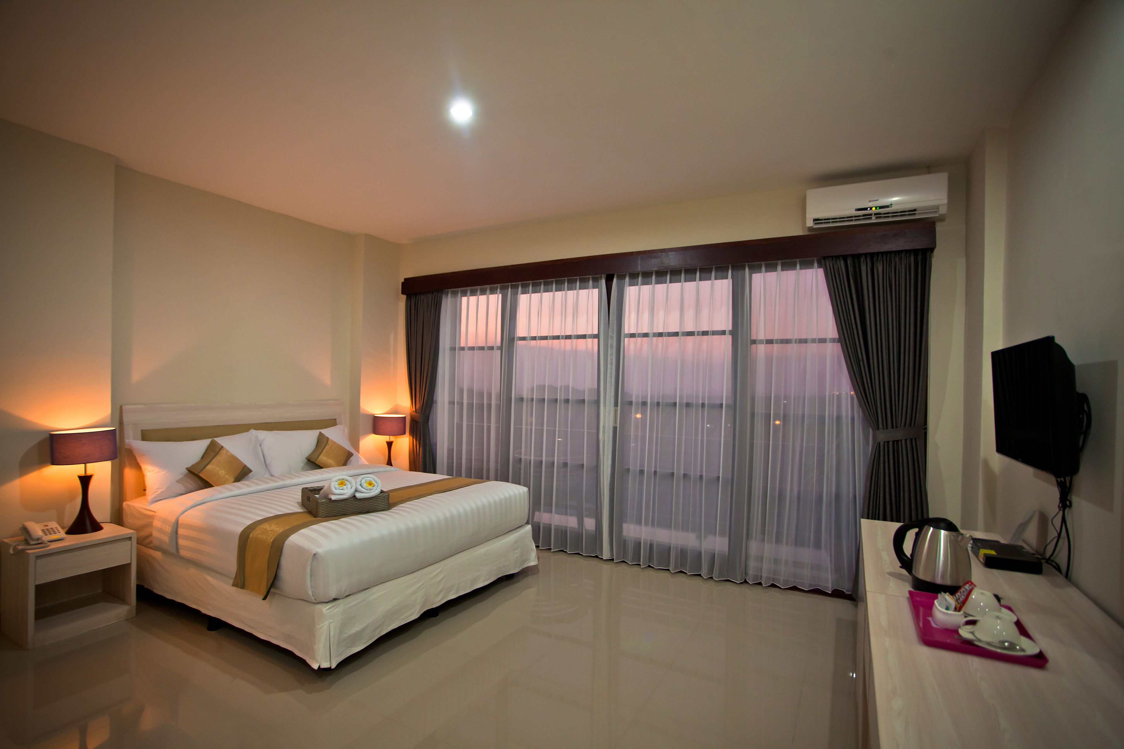 deluxe double or twin room | premium bedding, in-room safe, desk, free wifi