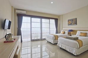 Peralatan tempat tidur premium, peti besi dalam bilik, meja