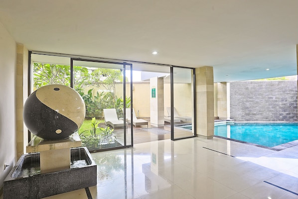 Kolam renang tertutup, kolam renang terbuka, kerusi lepak pantai