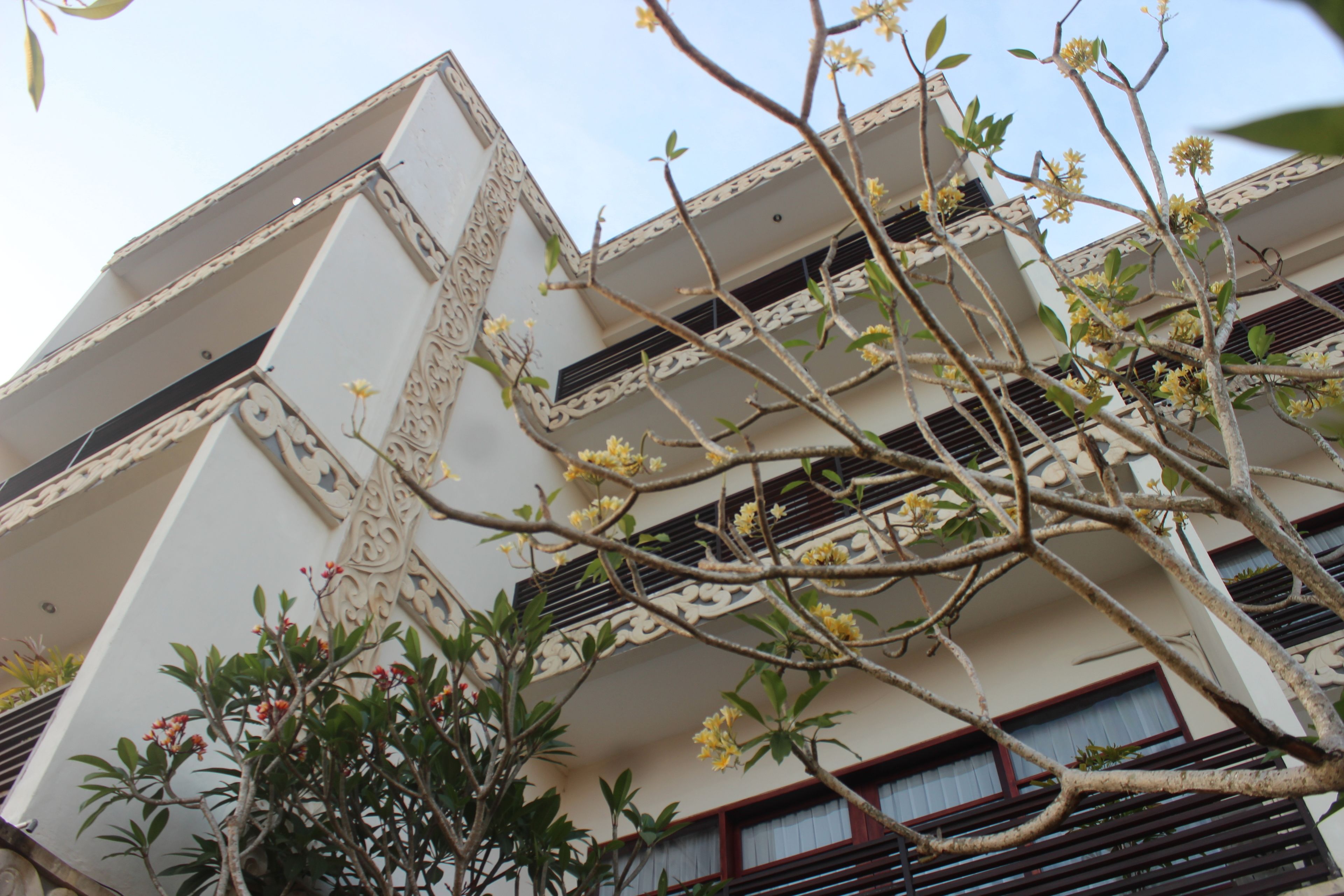 Un immeuble à plusieurs étages doté de balcons et d’éléments architecturaux décoratifs.