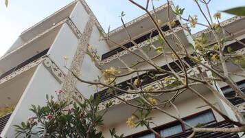 Un immeuble à plusieurs étages doté de balcons et d’éléments architecturaux décoratifs.