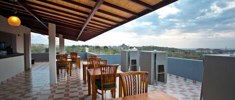 Sarapan lengkap setiap hari (IDR 75000 per orang)