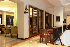 3 restaurantes, se sirve desayuno, cocina china 