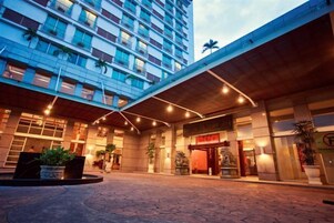 Fachada da propriedade à noite