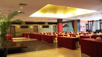 3 restaurantes; se sirven desayunos y cocina china