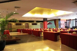 3 restaurants, breakfast served, Chinese cuisine