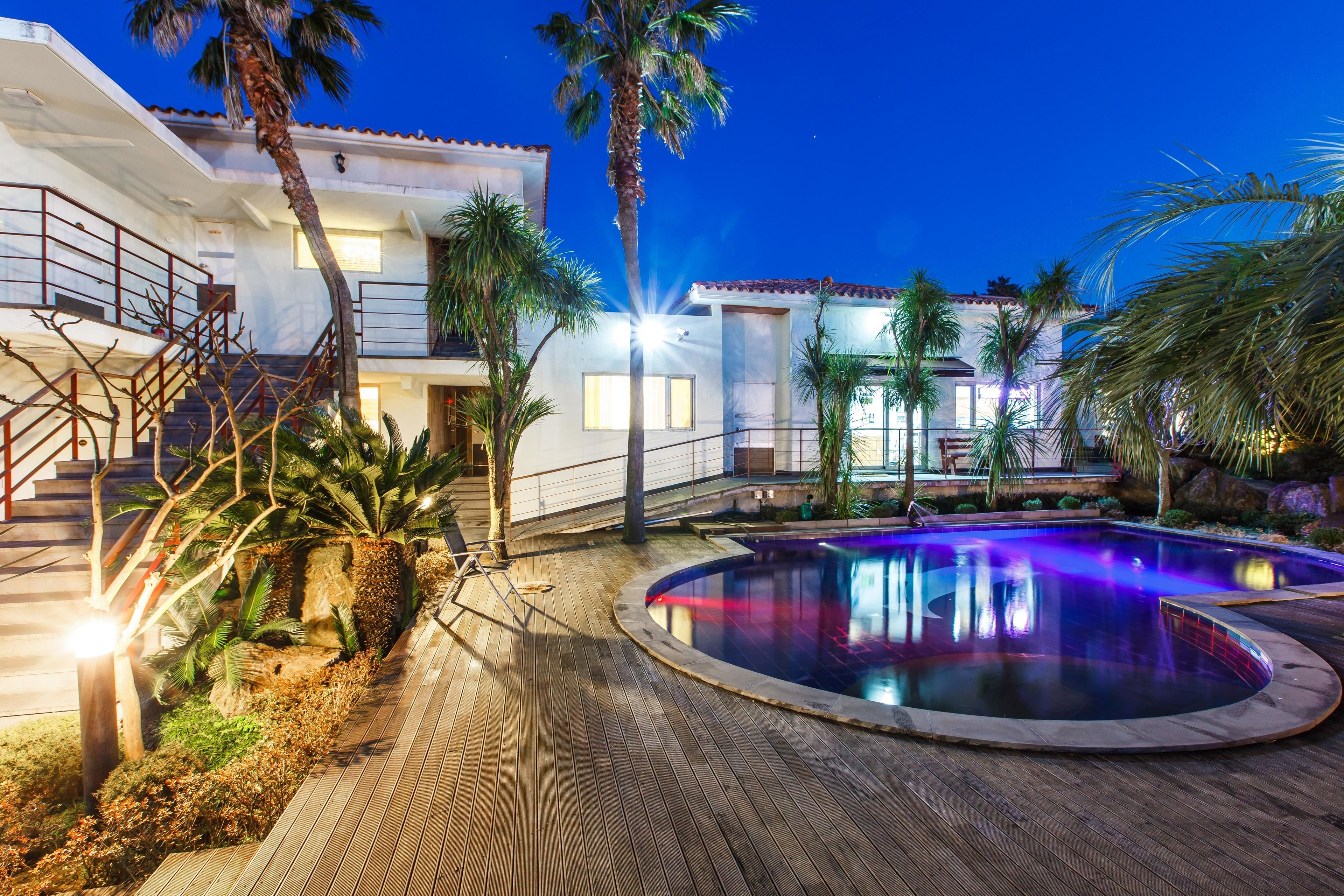 Seasonal outdoor pool, pool umbrellas