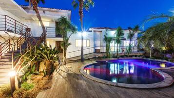 Piscina externa sazonal, guarda-sóis