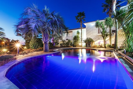 Seasonal outdoor pool, pool umbrellas