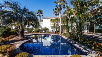 Piscina externa sazonal, guarda-sóis