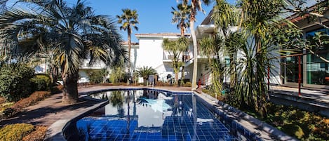 Seasonal outdoor pool, pool umbrellas