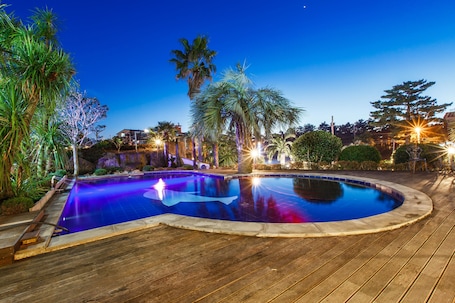 Außenpool (je nach Saison geöffnet), Sonnenschirme