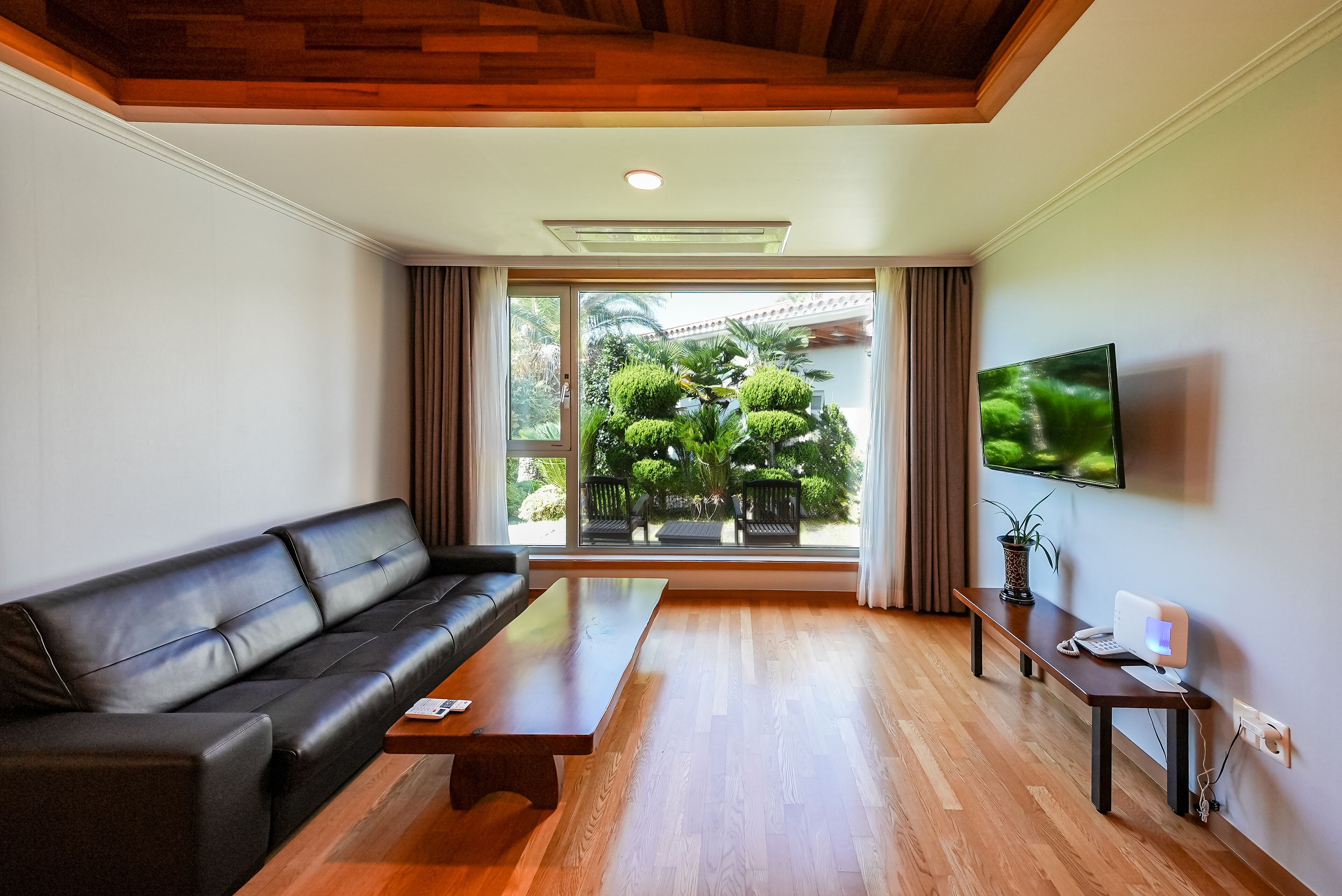 deluxe twin room | living area | tv