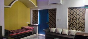 Family Triple Room | In-room safe, desk, laptop workspace, blackout drapes - Rahul Guest House (Varanasi)