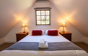 Nhà gỗ, bồn tắm thủy lực, quang cảnh vườn | Bàn ủi/dụng cụ ủi quần áo, nôi/giường cho trẻ sơ sinh (phụ phí) 