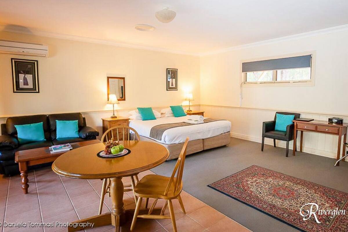 Deluxe Studio | Iron/ironing board, cribs (surcharge), rollaway beds (surcharge)