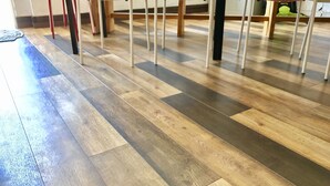 A room with a wooden floor, a bench, and a chair. - Nikkosan BackPackers Inn - Hostel (Nikko)