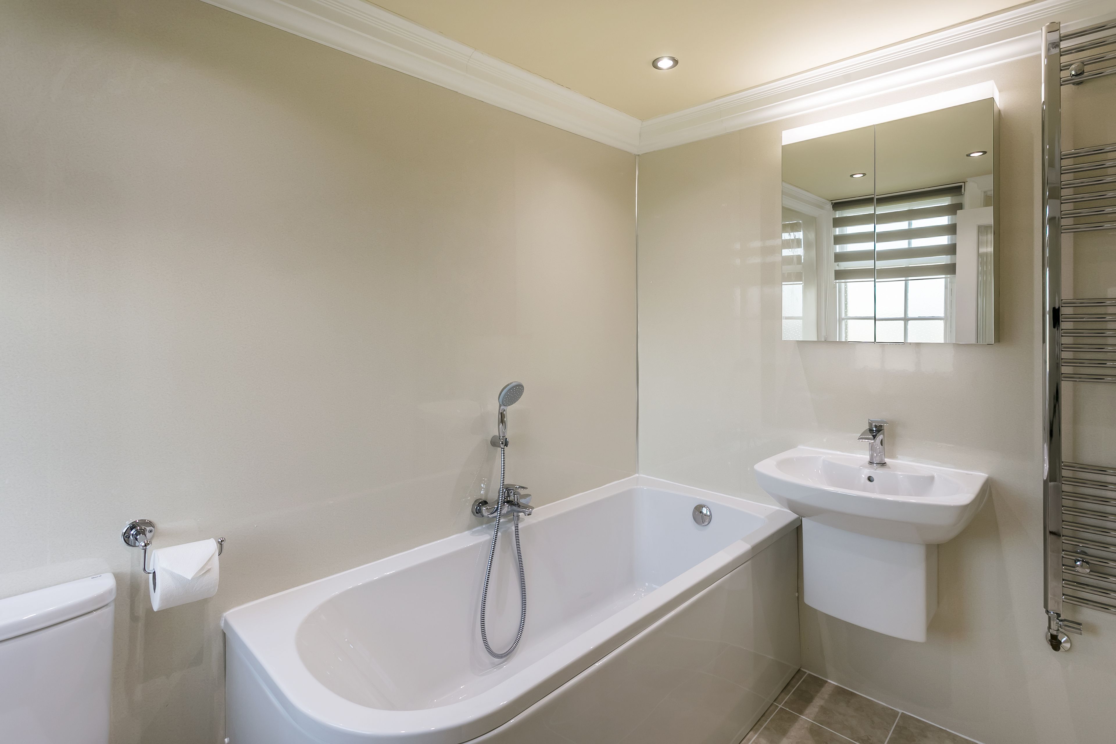 Une salle de bain moderne avec une baignoire, un lavabo et des toilettes.