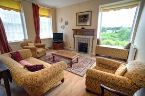 Skrivebord, strykejern/-brett og barnesenger