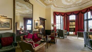 Gastropub, garden views, open daily