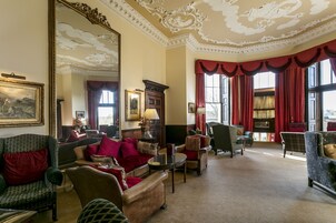 Pub gastronómico, con vista al jardín, abre todos los días