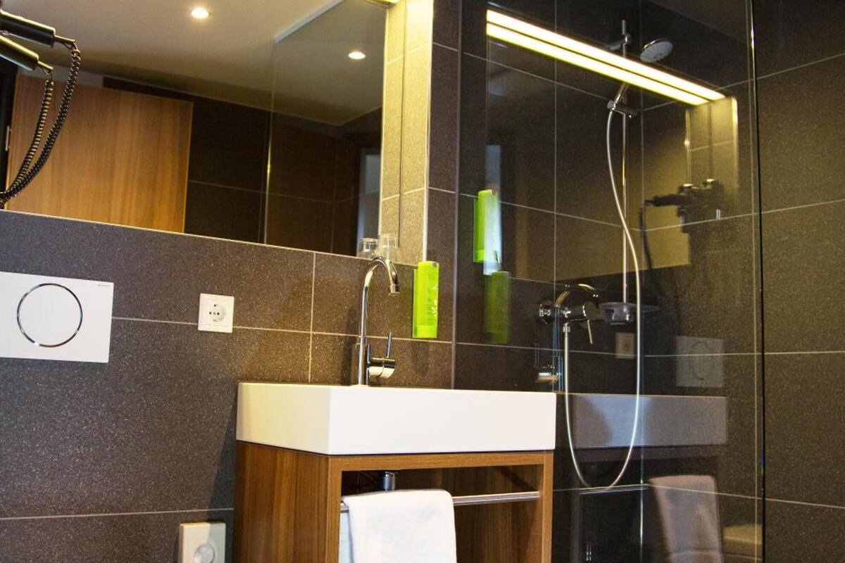 shower, hair dryer, heated floors, towels