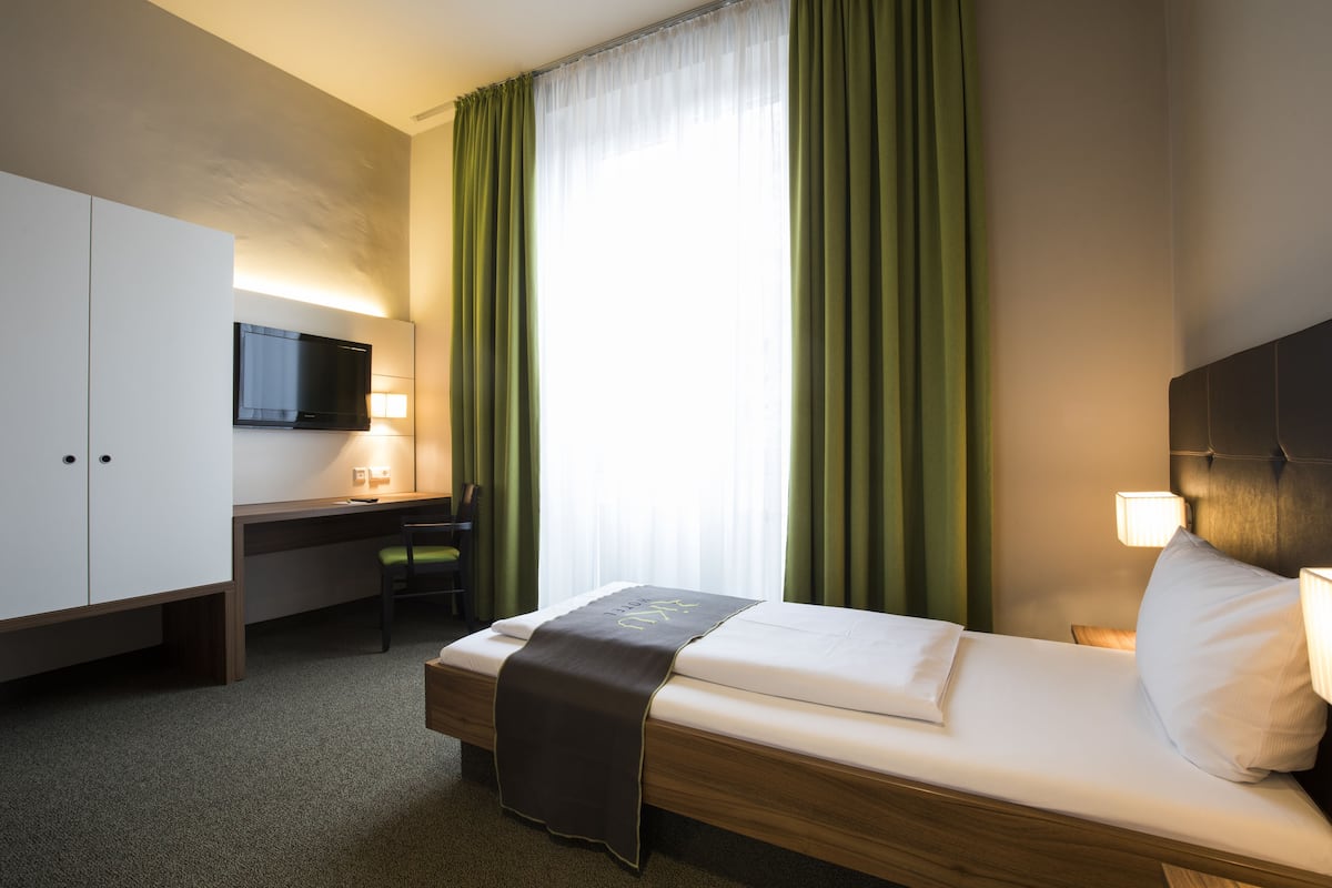 Single Room | Peralatan tempat tidur hipoalergenik, meja, langsir/tirai gelap terus