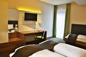 Hypo-allergenic bedding, desk, blackout drapes, soundproofing - RiKu HOTEL Weissenhorn (Weissenhorn)
