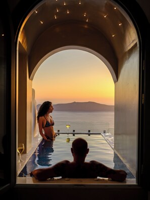 Pegasus Cave Hot Tub Suite | Minibar, coffres-forts dans les chambres