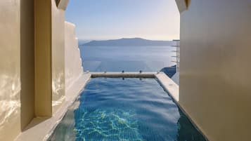 Pegasus Cave Hot Tub Suite | Minibar, in-room safe, laptop workspace, soundproofing