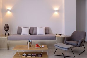 Heart Plunge Pool Suite | Minibar, in-room safe, laptop workspace, soundproofing