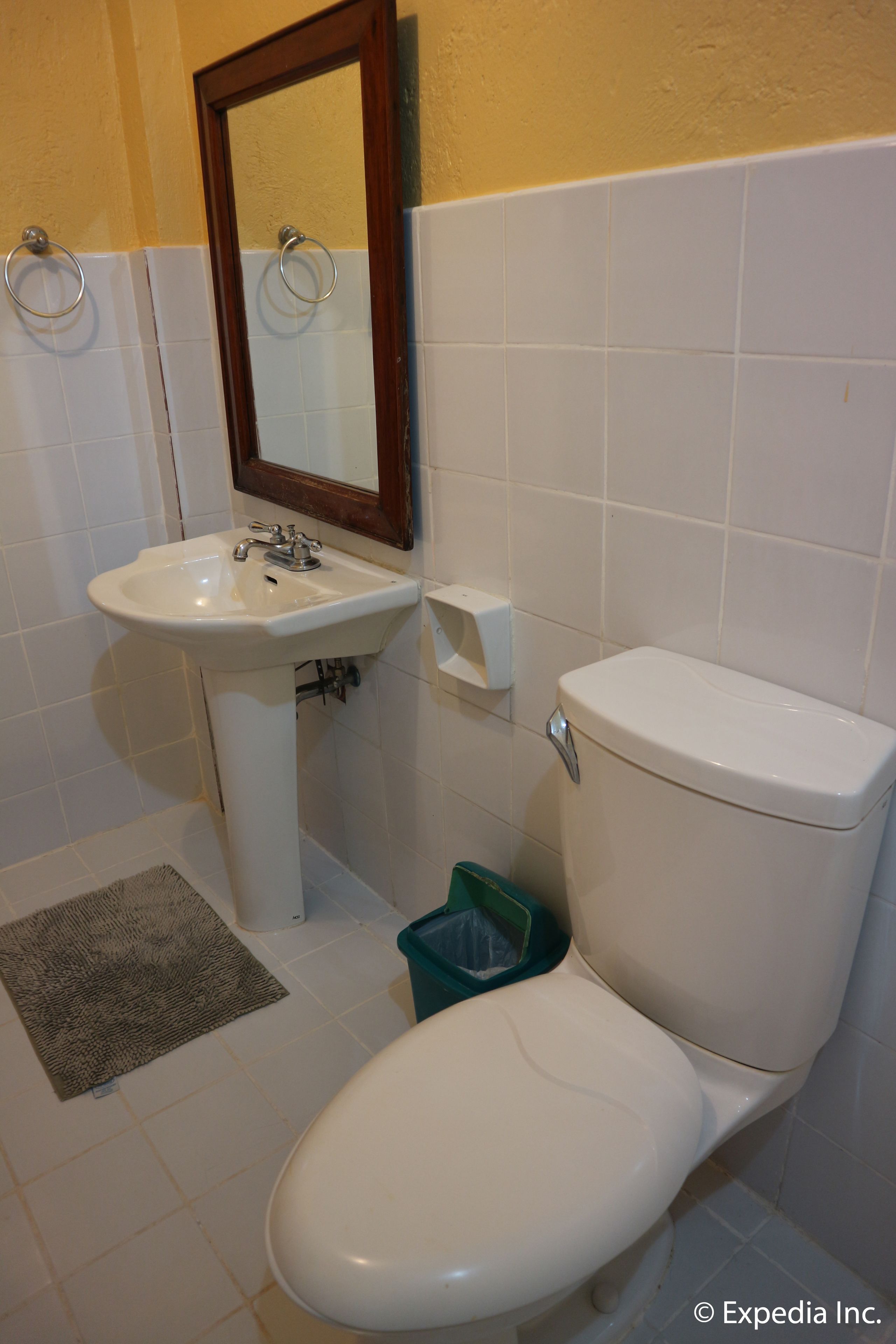 casita | bathroom | shower, rainfall showerhead, free toiletries, hair dryer