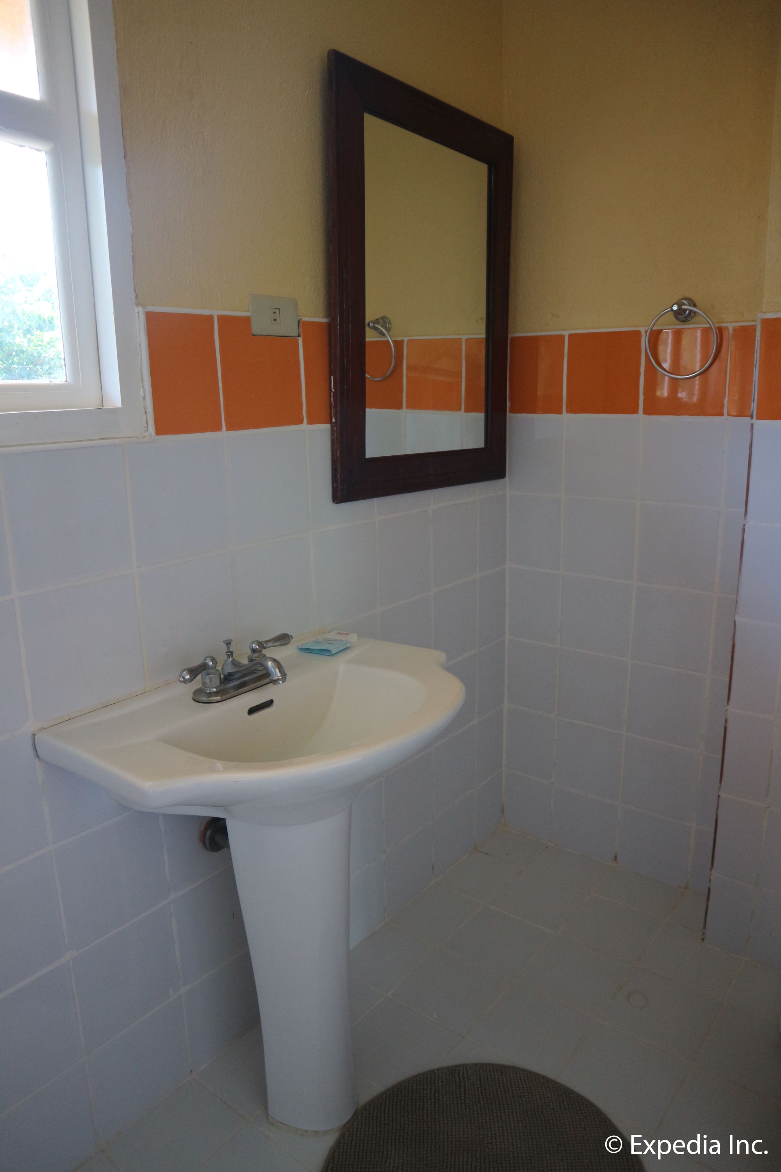 semi deluxe | bathroom sink