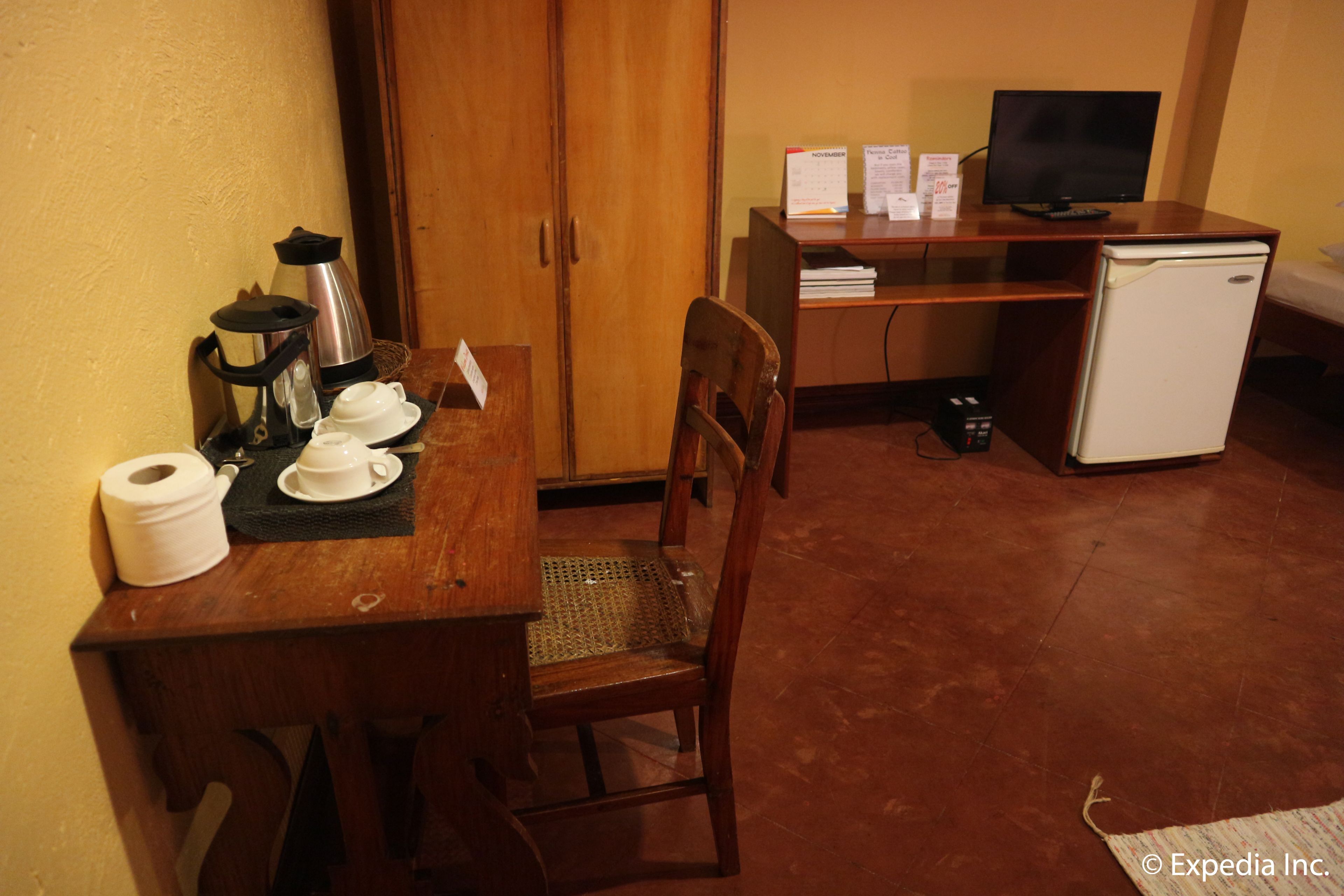 casita | premium bedding, minibar, desk, iron/ironing board