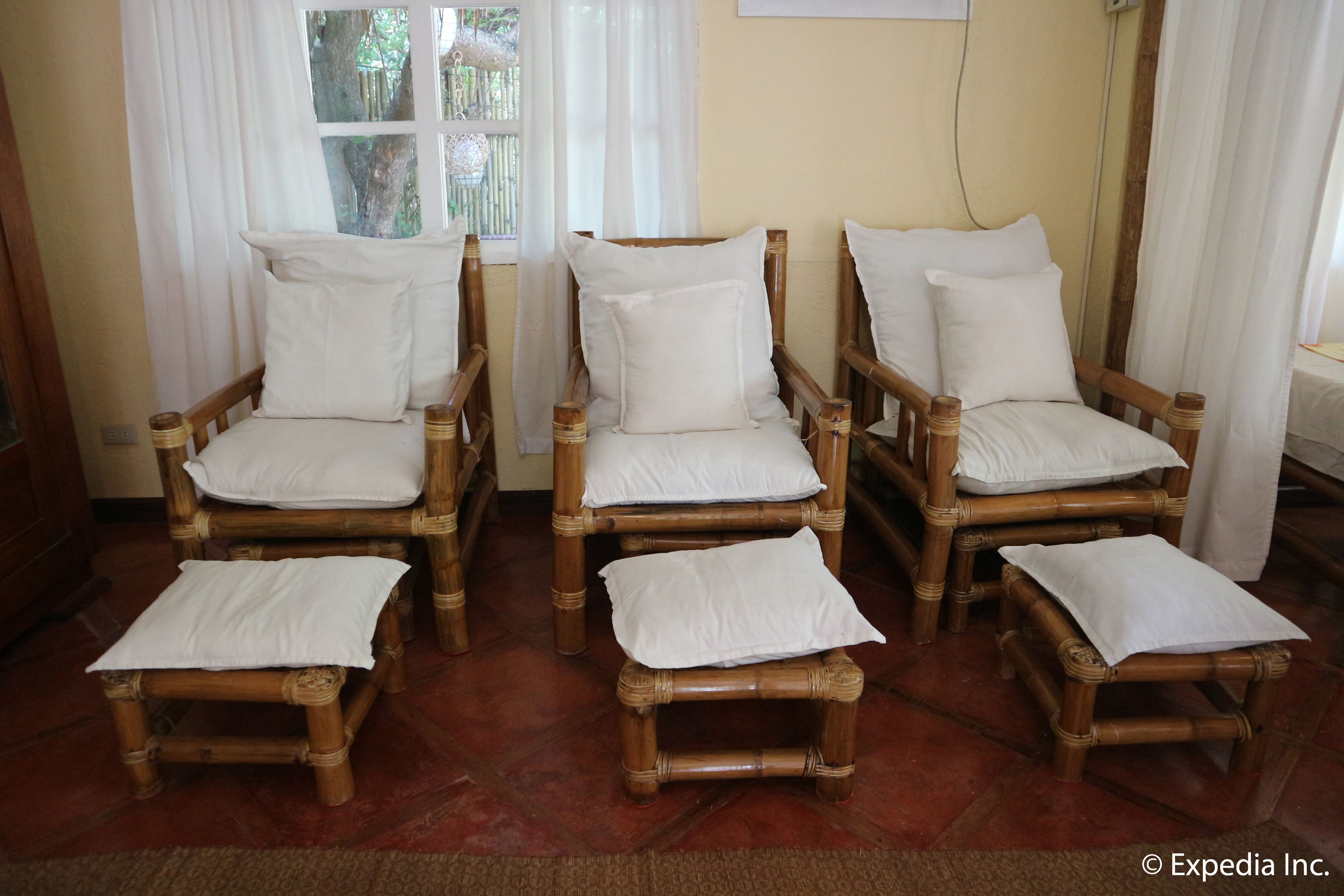 body scrubs, facials, massage/treatment rooms, manicures and pedicures